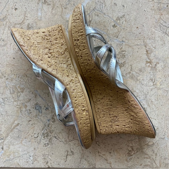 Silver Slip On Thong Strappy Sandal Platform Wedge Classified Size 6.5 New - Picture 13 of 13